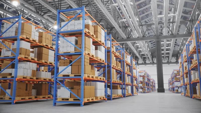 Interior de un almacén con racks de estantería y mercancía paletizada
