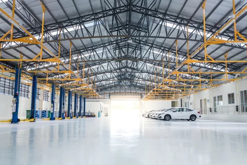 Interior de una nave industrial con estructura metálica y cubierta a gran altura
